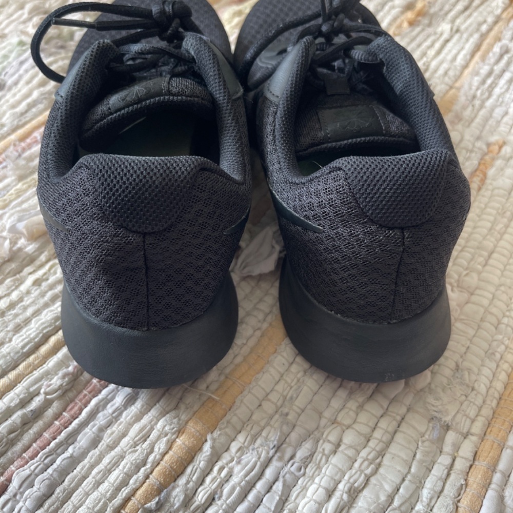EUC Men’s Nike Tanjun Shoe / Sneakers Black Barely Bolt Size 9 - Picture 6 of 8